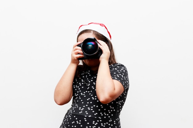 Ragazza con cappello di Natale fotografata, sfondo bianco