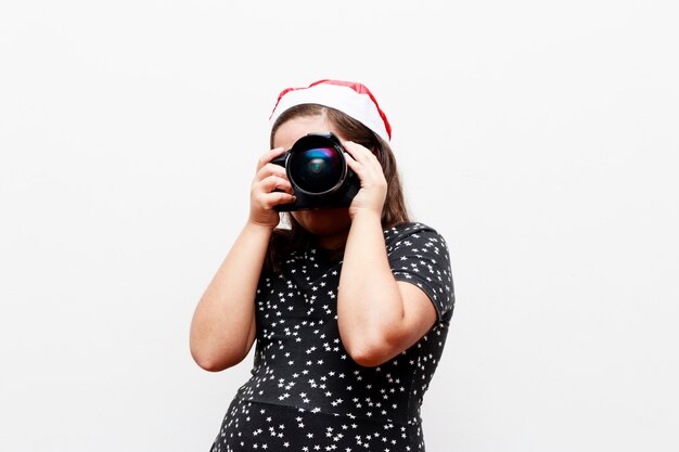 Ragazza con cappello di Natale fotografata, sfondo bianco