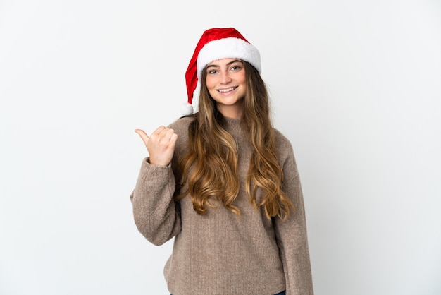 ragazza con cappello di Natale isolato su sfondo bianco