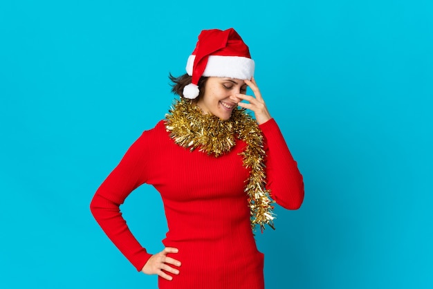 Ragazza con cappello di Natale su sfondo blu