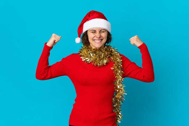 Ragazza con cappello di Natale su sfondo blu