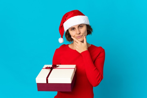 Ragazza con cappello di Natale su sfondo blu