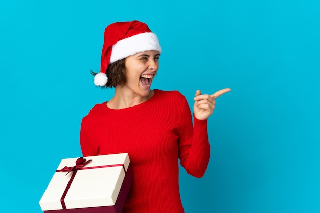 Ragazza con cappello di Natale su sfondo blu