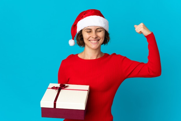 Ragazza con cappello di Natale su sfondo blu