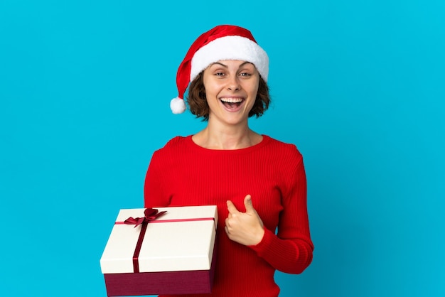 Ragazza con cappello di Natale su sfondo blu