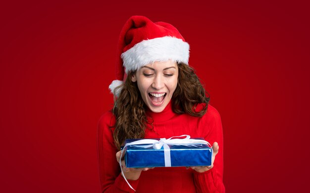 Ragazza con cappello di natale