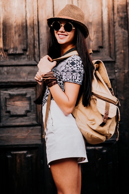 ragazza con cappello