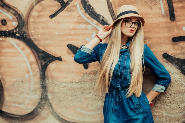 ragazza con cappello