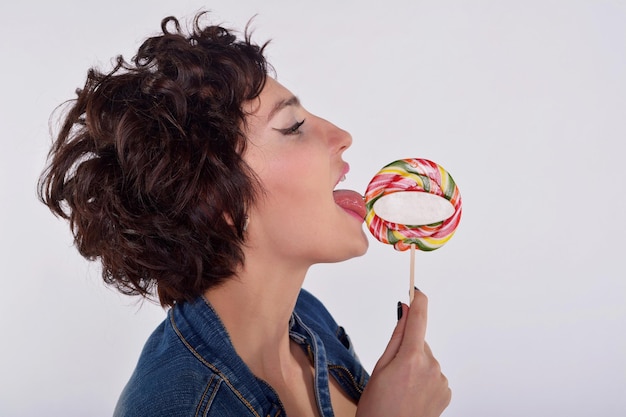 Ragazza con caramelle dolci