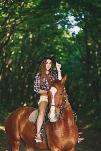 Ragazza con cavallo