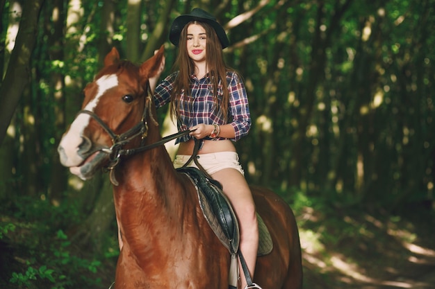 Ragazza con cavallo