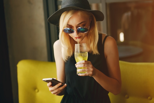 ragazza con cocktail