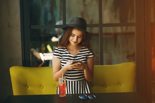 ragazza con cocktail