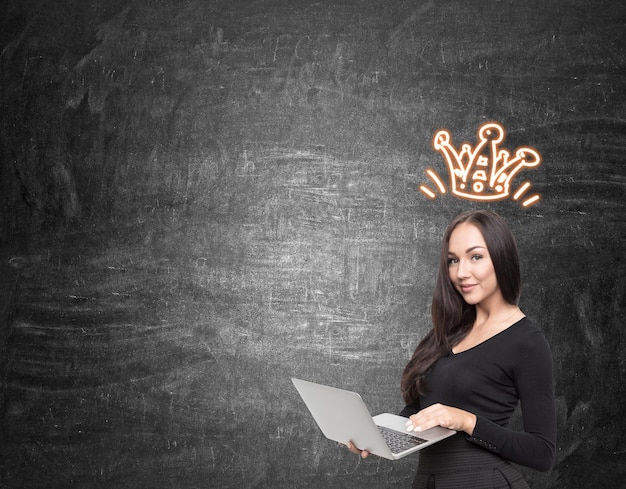 Ragazza con computer e lampadina