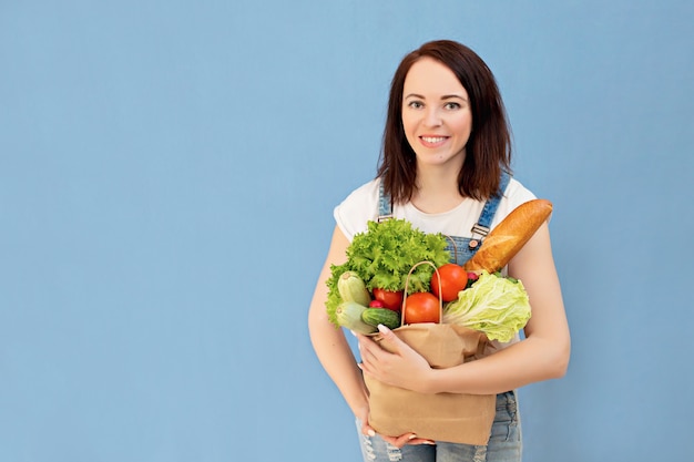 Ragazza con consegna di cibo sano