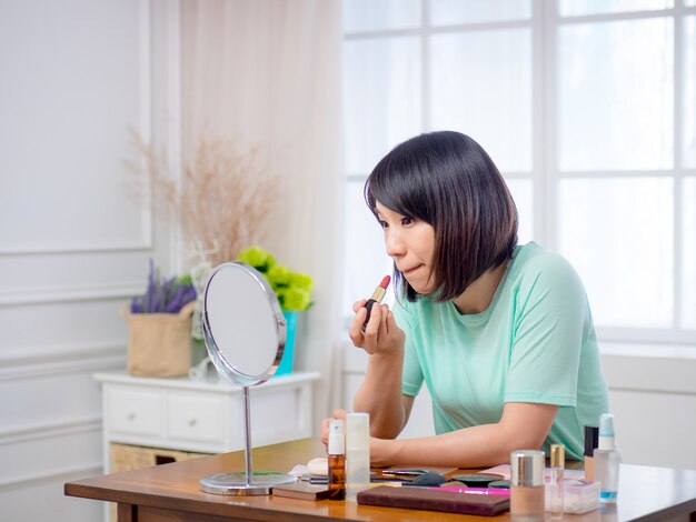 Ragazza con cosmetici per il trucco