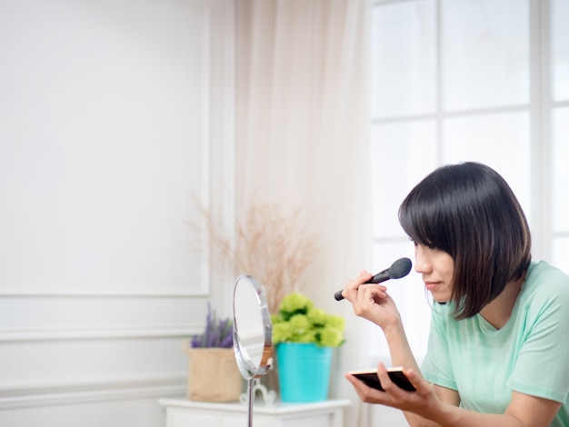 Ragazza con cosmetici per il trucco