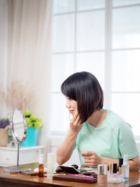 Ragazza con cosmetici per il trucco