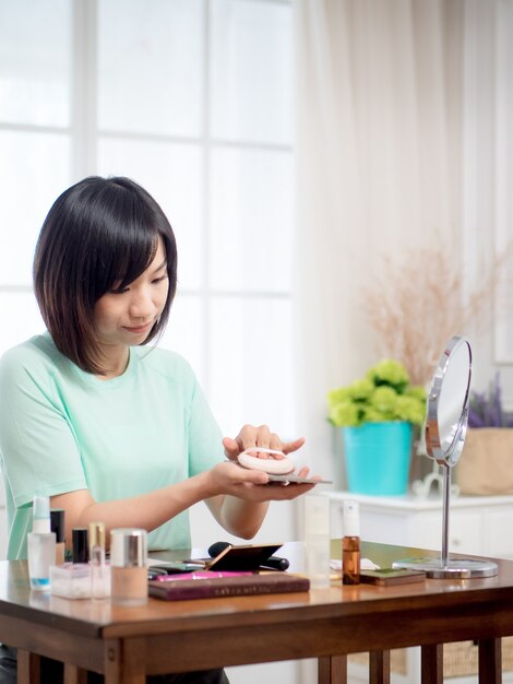 Ragazza con cosmetici per il trucco