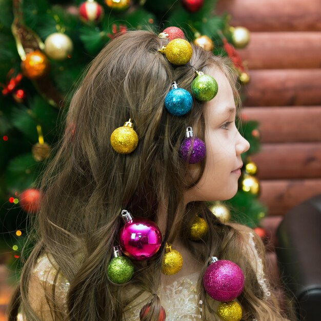 Ragazza con decorazioni natalizie in testa.