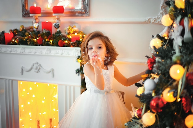 Ragazza con decorazioni natalizie