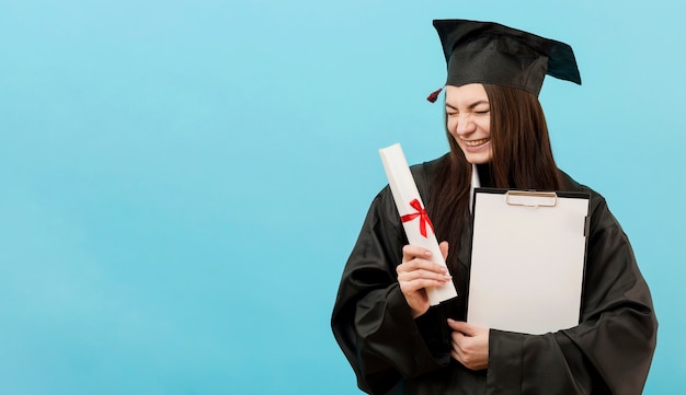 Ragazza con diploma e copia-spazio