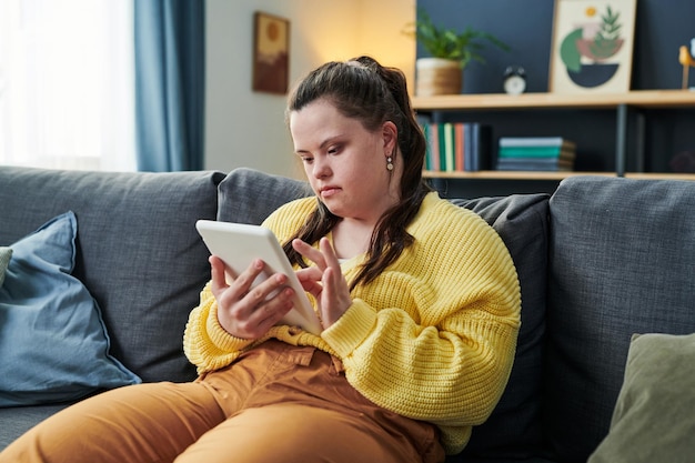 Ragazza con disabilità che naviga in Internet