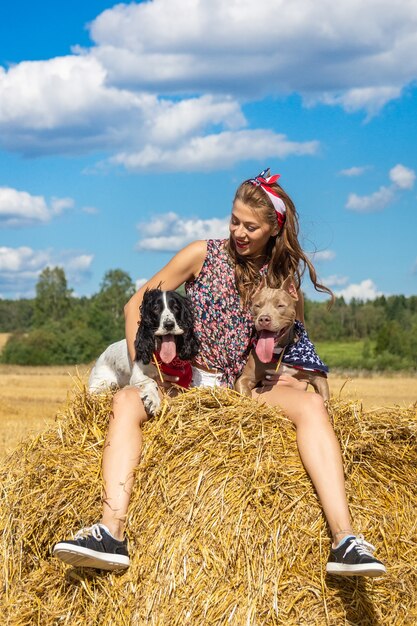 Ragazza con due cani