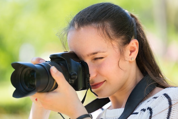 Ragazza con fotocamera al parco