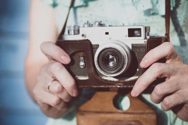 Ragazza con fotocamera retrò. Vintage ▾.