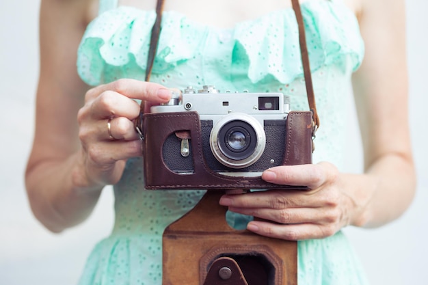 Ragazza con fotocamera retrò. Vintage ▾.