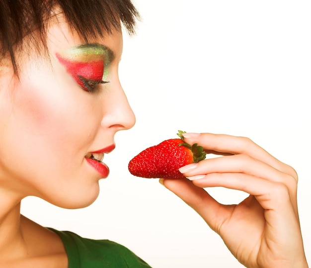 Ragazza con fragola fresca