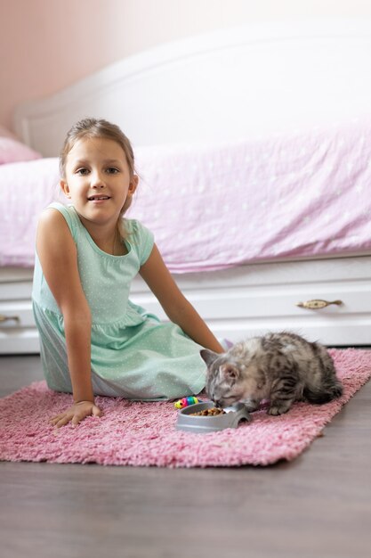 Ragazza con gattino in camera