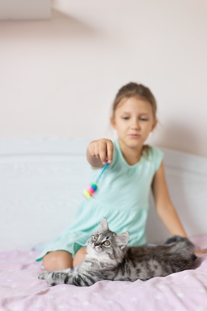 Ragazza con gattino in camera