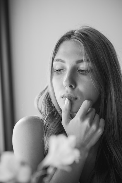 Ragazza con gli occhi azzurri che si siede sul caffè urbano. donna con acconciatura ondulata marrone. Concetto di stile di vita.