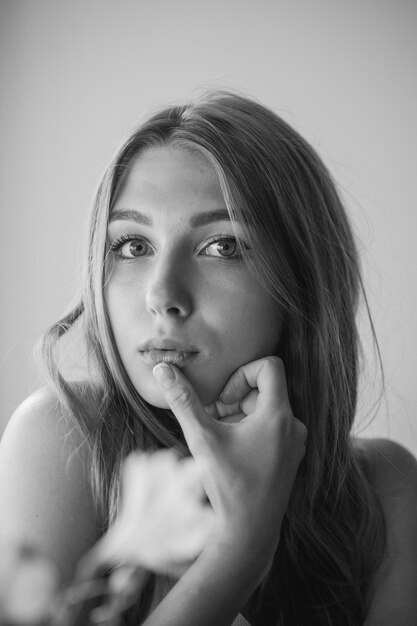 Ragazza con gli occhi azzurri che si siede sul caffè urbano. donna con acconciatura ondulata marrone. Concetto di stile di vita.