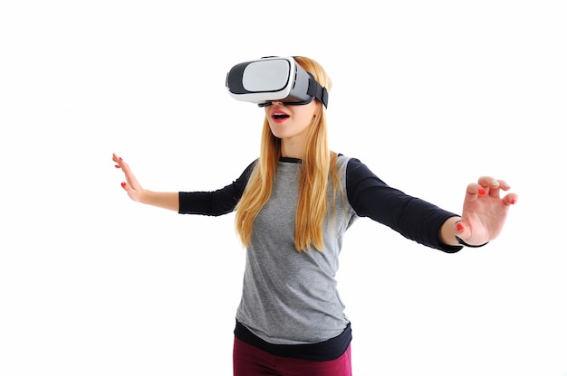 Ragazza con gli occhiali della realtà virtuale su bianco