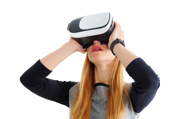 Ragazza con gli occhiali della realtà virtuale su bianco