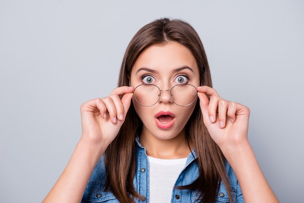 ragazza con gli occhiali isolati su grigio