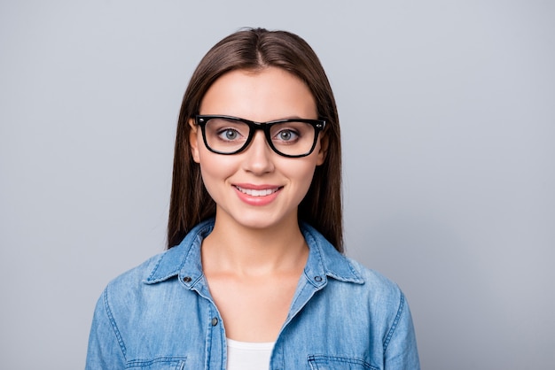 ragazza con gli occhiali isolati su grigio