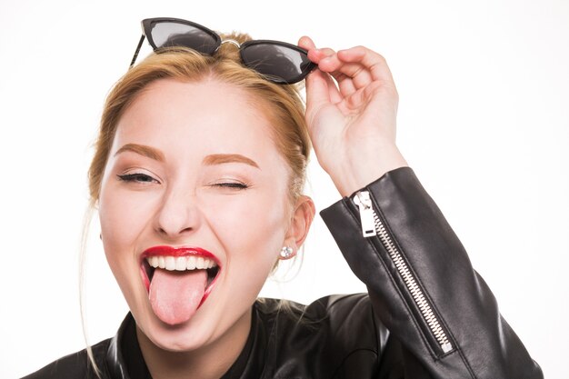 Ragazza con gli occhiali per il trucco