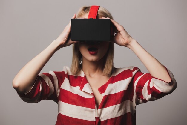 Ragazza con gli occhiali VR