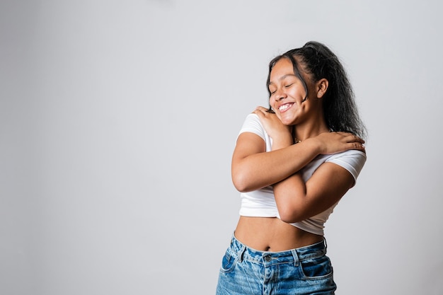 Ragazza con grande autostima e positivismo. Concetto di amore per se stessi