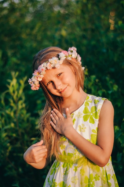 ragazza con i capelli lunghi e una corona di fiori in testa