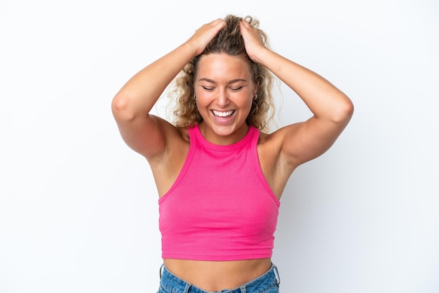 Ragazza con i capelli ricci isolata su sfondo bianco che ride