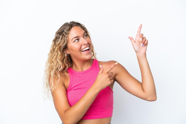 Ragazza con i capelli ricci isolati su sfondo bianco che punta con il dito indice una grande idea