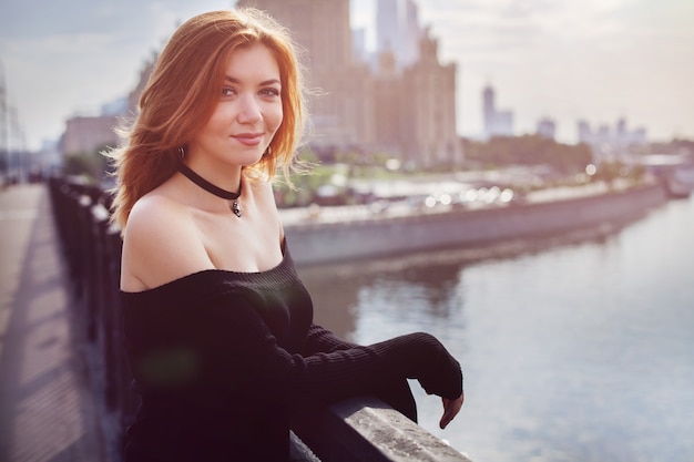 Ragazza con i capelli rossi in un vestito nero.