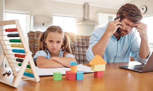 Ragazza con i compiti padre arrabbiato stress per lavoro a distanza o attività online sul laptop in soggiorno Bambino sconvolto come papà che lavora da casa su Internet il bambino vuole attenzione o tempo per giocare come famiglia