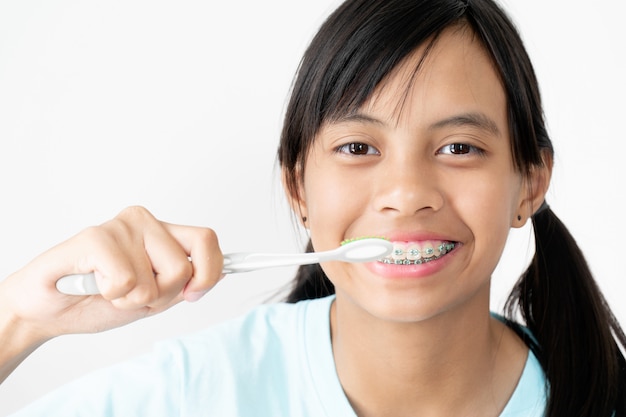 Ragazza con i denti delle parentesi graffe che sorride e felice