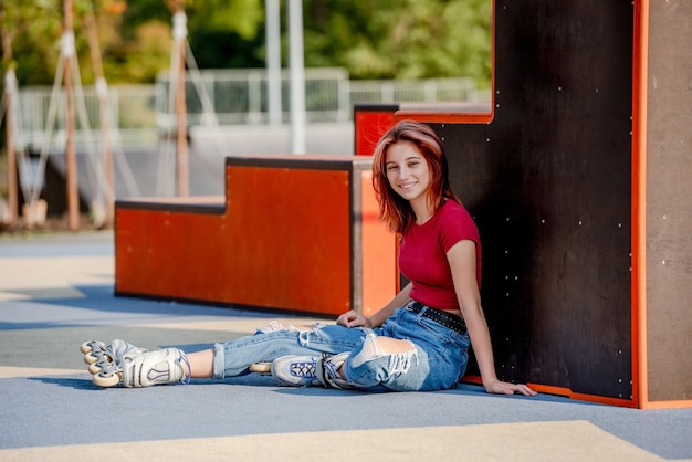 Ragazza con i pattini a rotelle all'aperto